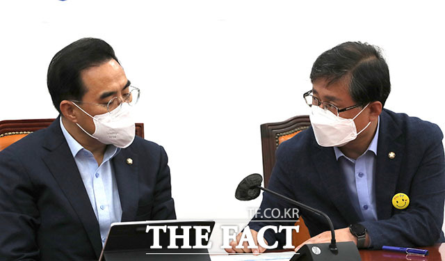 더불어민주당 박홍근 원내대표와 김성환 정책위의장(오른쪽)이 대화하고 있다.