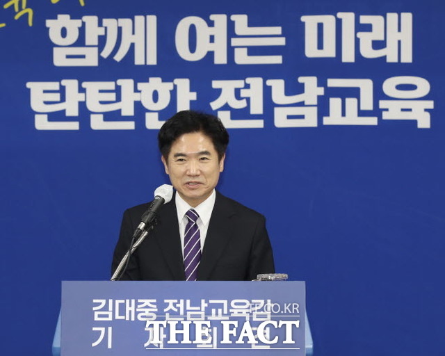 김대중 전남도교육감이 14일 청사 중회의실에서 취임 후 첫 기자회견을 하고 있다.<전남도교육청 제공>/무안=홍정열 기자