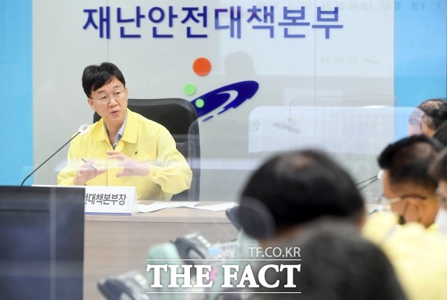 이민근 안산시장은 14일 재난안전대책본부 회의를 주재하고, 장마기간 집중호우로 인한 시민 피해를 최소화하기 위해 행정력을 총동원하라고 지시했다고 밝혔다./안산시 제공