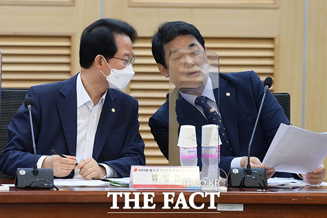 류성걸 위원장과 배준영 위원(오른쪽)이 대화를 나누고 있다.