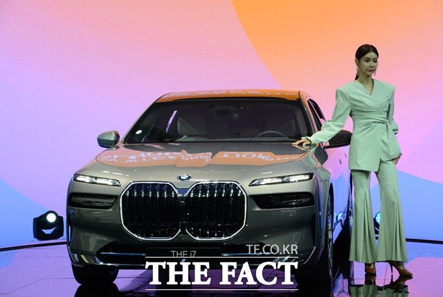 BMW가 14일 2022 부산국제모터쇼에서 국내 최초로 순수 전기 플래그십 세단 i7을 공개했다. i7은 2개의 전기모터로 최고출력 544마력의 성능을 내며, 고전압 배터리를 장착해 최대 625km의 주행거리를 제공한다. /부산=김태환 기자