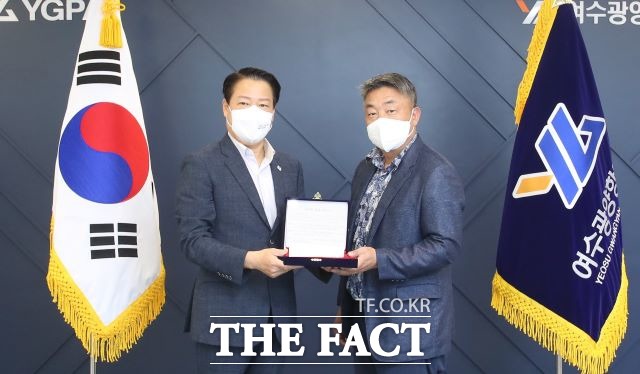 박성현 여수광양항만공사 사장(왼쪽)이 장한채 광양항만항운노조 위원장으로부터 감사패를 전달받은 뒤 기념촬영을 하고 있다. /여수광양항만공사 제공