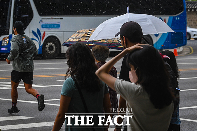 전국적으로 소나기가 내린 지난 9일 오후 서울 종로구 경복궁역 일대의 시민들이 우산을 쓰고 발걸음을 재촉하고 있다./이동률 기자