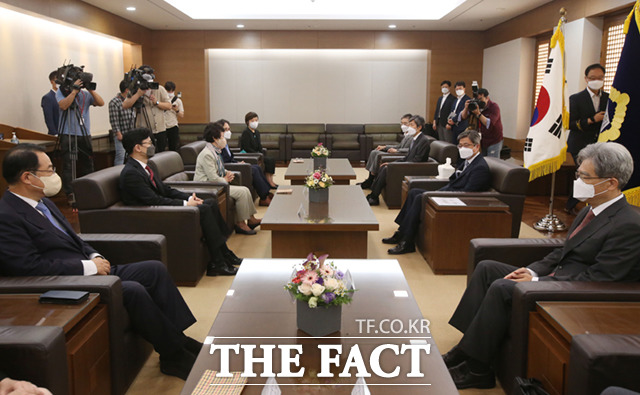 김명수 대법원장(오른쪽 가운데)이 14일 오후 서울 서초구 대법원에서 열린 대법관후보 추천위원회에서 인사말을 하고 있다. /사진공동취재단