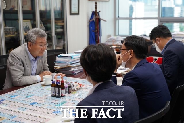 김회재 의원이 의원회관에서 어명소 국토교통부 2차관을 비롯한 관계자들과 면담을 갖고 여수와 전남 지역 현안을 논의하고 있다. /김회재 의원실 제공