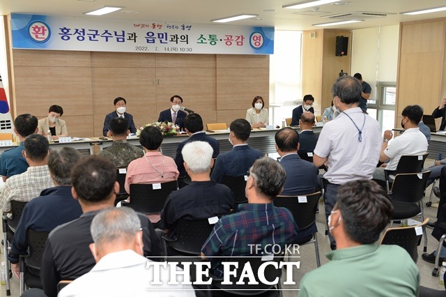 이용록 홍성군수는 군민 곁으로 찾아가 군민의 목소리를 청취하기 위해 14일 오전 홍성읍을 시작으로 첫 읍면 방문에 나섰다. / 홍성군 제공