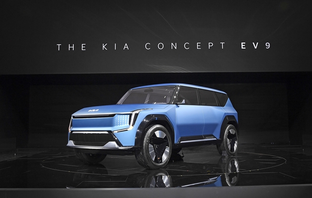 기아가 14일 부산 벡스코에서 열린 2022 부산국제모터쇼에서 새로운 전기차 콘셉트카 EV9을 공개했다. /기아 제공