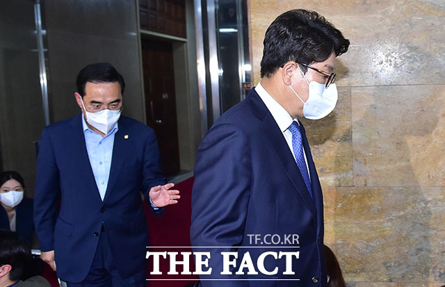 취재진의 질의에 답변을 마친 박홍근, 권성동 원내대표가 걸음을 옮기고 있다.