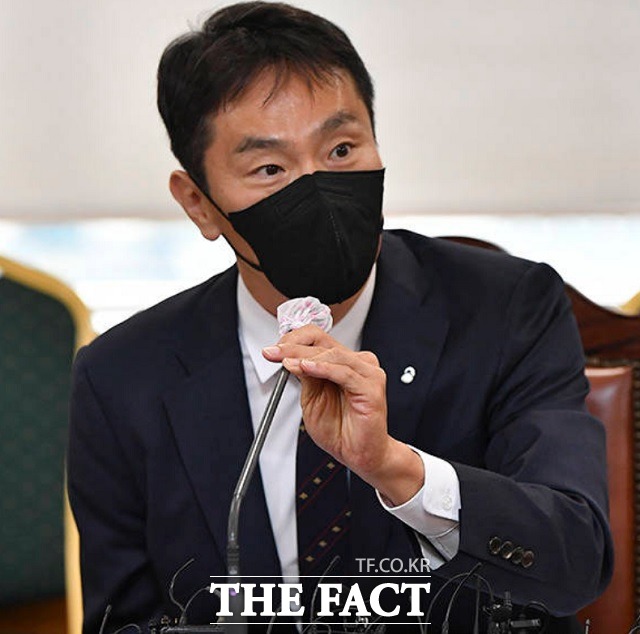 이복현 금융감독원장은 최근 주요 저축은행장들과 만나 전체 저축은행 PF 대출을 대상으로 대손충당금이 적정하게 적립되고 있는지 중점점검할 예정이라고 밝혔다. 사진은 이복현 금감원장이 지난달 20일 오전 서울 중구 은행회관에서 열린 은행장 간담회에 참석한 모습. /윤웅 기자