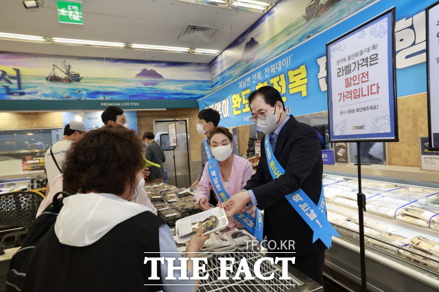 초복 맞이 이마트 성수점에서 열린 완도 활전복 판촉 행사?완도군 제공