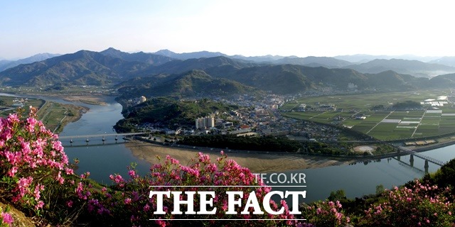 섬진강과하동읍 전경/하동군 제공