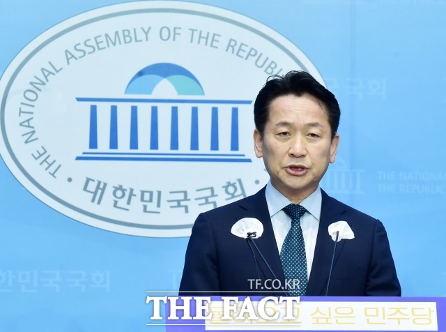 고영인 더불어민주당 의원이 13일 서울 여의도 국회 소통관에서 최고위원 출마 선언 기자회견을 갖고 있다. /남윤호 기자