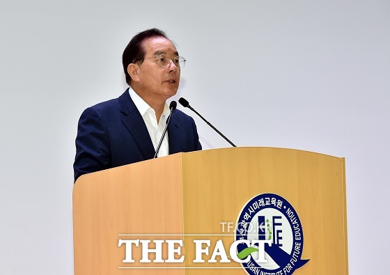 민선 5대 하윤수 부산시교육감이 학력신장을 중심으로 한 공약과 정책과제를 발표했다./부산교육감직인수위원회 제공.