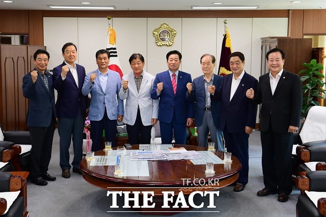 김진부(오른쪽 네번째) 경남도의회 의장은 15일 의장집무실에서 역대 의장들을 초청해 간담회를 갖고 다양한 조언을 구했다./경남도의회 제공