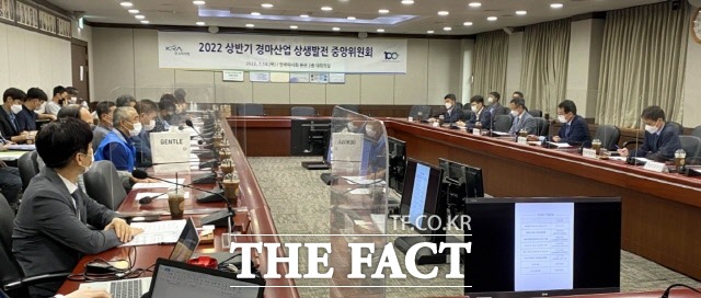 경마 관계자와의 정기적인 의사소통을 통한 상호 이해와 신뢰 형성 및 안정적 경마시행을 위한 ‘22년 상반기 경마산업 상생발전 중앙위원회’를 개최하고 있다./한국마사회 제공