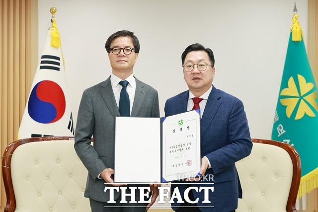 이석봉 대전시 과학부시장(왼쪽)이 15일 이장우 시장으로부터 임명장을 받았다. / 대전시 제공