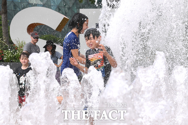 초복을 하루 앞두고 서울 낮 최고 기온이 30도에 이르는 15일 오후 서울광장 바닥분수에서 어린이들이 물놀이를 즐기고 있다. /이새롬 기자