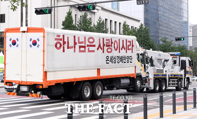 일부 기독교 단체 차량이 서울 서울광장 앞을 무단 점거했다가 견인되고 있다.