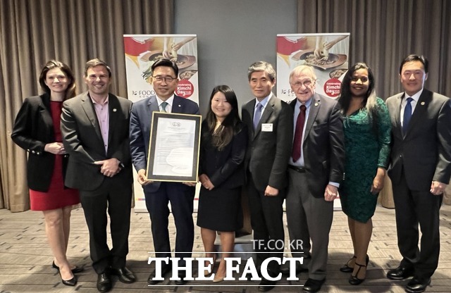 지난 2월 미국 버지니아주 ‘김치의 날’ 제정 기념행사. 한국농수산식품유통공사 김춘진 사장(왼쪽에서 세 번째) 마크 킴 버지니아주 하원의원(오른쪽에서 첫 번째) / aT제공