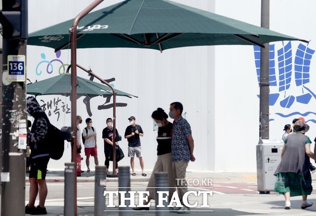 더위가 지속되면서 온열질환자와 가축 폐사 등이 잇따르고 있다. 사진은 더위를 피하는 시민들의 모습. /이선화 기자