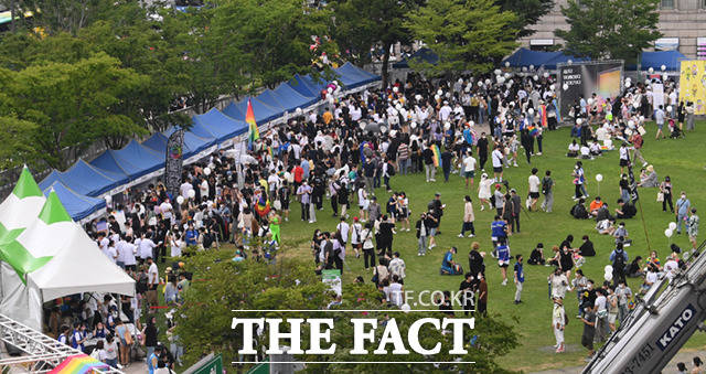 2022 제23회 서울퀴어문화축제가 16일 서울광장에서 열린 가운데, 참가자들이 광장에 마련된 부스에 모여 있다. /이새롬 기자