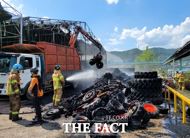 대구 달성군 논공읍의 농기계 제조 공장 야적장 화재. /대구소방안전본부 제공