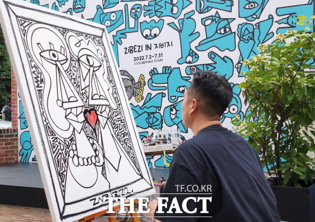 지비지 작가가 지난 9일 강남꼴라보하우스 도산 야외 무대에서 150여명의 관람객 앞에서 드로잉 퍼포먼스를 선보이고 있다./김영미 기자