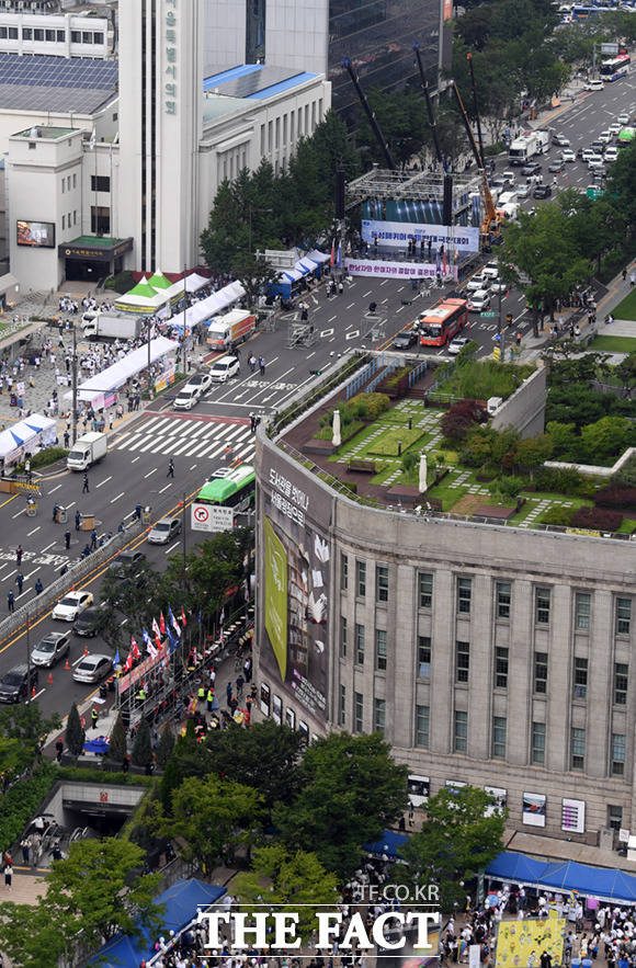 맞은편 서울시의회 앞에서 동성애 반대 맞불 집회가 열리고 있다.