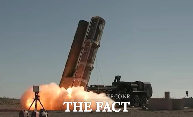 미육군의 극초음속 지대지 미사일인 오퍼레이셔널 파이어즈 트럭 발사대에서 화염이 뿜어져 나오고 있다. /디펜스블로그 DARPA 유튜브 캡쳐
