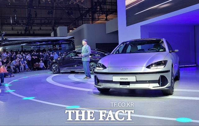 현대차가 14일 부산모터쇼에서 전용 전기차 브랜드 아이오닉 두 번째 모델 아이오닉 6를 세계 최초로 공개하고 있다. /부산=김태환 기자