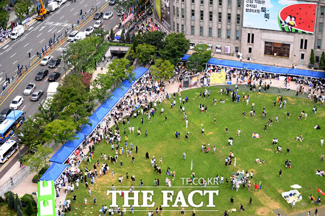 2022 제23회 서울퀴어퍼레이드가 16일 서울광장에서 열린 가운데, 참가자들이 광장에 모여 있다. /이새롬 기자