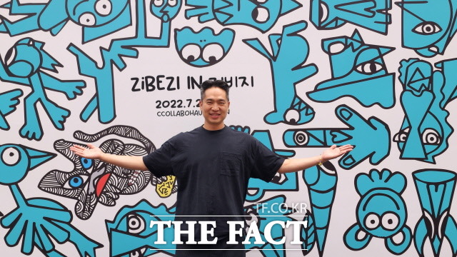 영화 기생충 다송이가 그린 그림 작가인 지비지 작가가 꼴라보하우스 도산 갤러리 포토존에서 포즈를 취하고 있다./ 김영미 기자