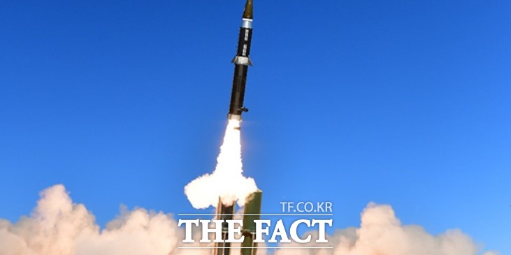 미국 뉴멕시코주 화이트샌즈 미사일 시험장에서 벌인 극초음속 미사일 발사시험에서 트럭 발사대에서 오프레이셔널 파이어즈라는 극초음속 미사일이 발사되고 있다./미국 고등국방연구계획국(DARPA)