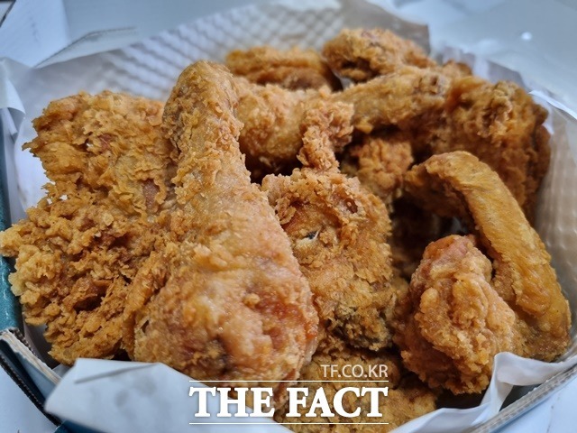업계에 따르면 가치 소비를 중시하는 MZ 세대를 중심으로 젊은 층 입맛에 맞는 치킨을 복날 음식으로 많이 찾는다는 분석이 나온다. /이선영 기자