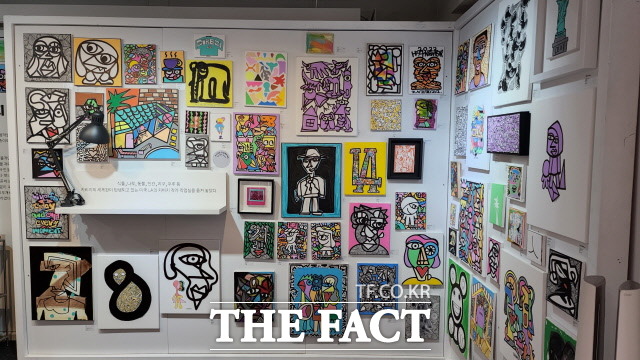 지비지 작가의 작품이 전시된 1층 갤러리 /김영미 기자