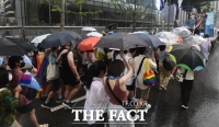  '흠뻑쇼' 된 퀴어축제, 빗 속 행진하는 참가자들 [TF사진관]