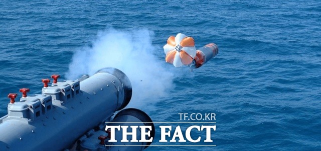 해군함정에서 청상어가 발사되고 있다. 해군의 해상작전헬기 와일드캣은 청상어 어뢰를 탑재한다. /LIG넥스원