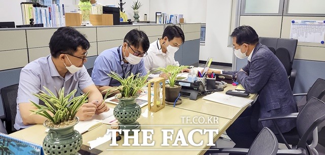 이완섭 서산시장이 행정안전부 교부세과에 방문해 주요사업 예산 반영을 요청하고 있다. / 서산시 제공