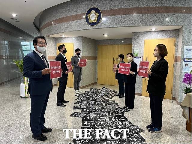 18일 오전 부산 남구의회 본회의장 입구에서 더불어민주당 의원들이 등원을 거부하고 집단 피켓 시위를 하고 있다. /민주당 제공