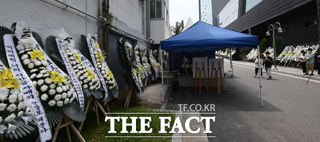 인하대 한 단과대학 건물 앞에 피해자의 추모 공간이 마련 된 가운데, 근조 화환이 줄지어 놓여 있다.