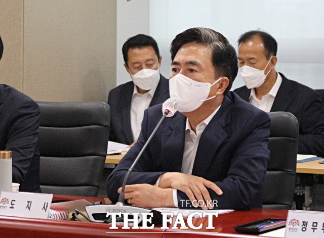 김테흠 충남지사가 18일 도청 중회의실에서 열린 실국원장회의에서 모두발언을 하고 있다. / 내포 = 최현구 기자