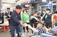  '폭염엔 얼음생수'...윤경희 청송군수, 전통시장 '생수나눔 캠페인'