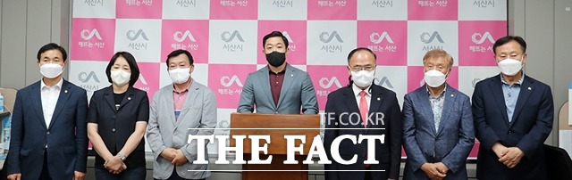 국민의힘 의원들도 14일 오후 시청 브리핑실에서 전반기 시작도 전에 후반기 의장직을 약속하는 합의문 작성 요구에는 응할 수 없다는 게 국민의힘 입장이다라며 거부 입장을 밝혔다. / 서산 = 최현구 기자