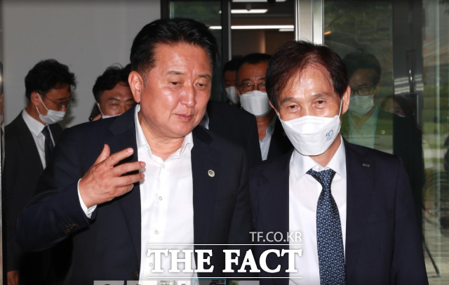 김영환 충북도지사는 19일 KAIST를 방문해 이광형 총장과 함께 오송 바이오메디컬 캠퍼스타운의 성공적인 조성 방안에 대해 논의했다. / 충북도 제공