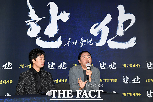 인사말 하는 배우 박해일(왼쪽)과 김한민 감독.