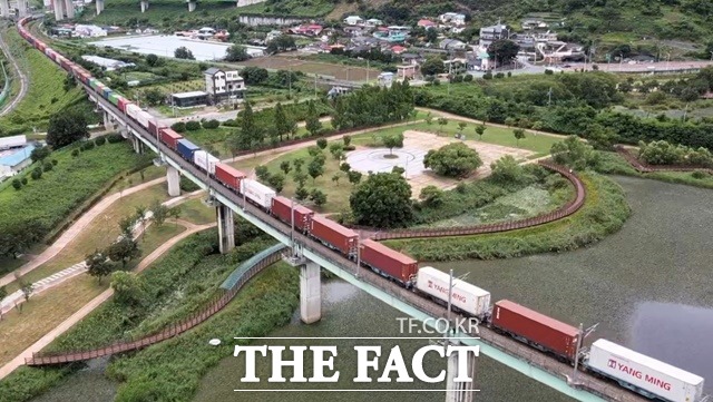 코레일이 19일 경기도 의왕시 오봉역에서 출발한 50칸 장대화물열차가 402.3㎞를 달려 오전 10시 57분 부산신항역에 안전하게 도착했다. / 코레일 제공