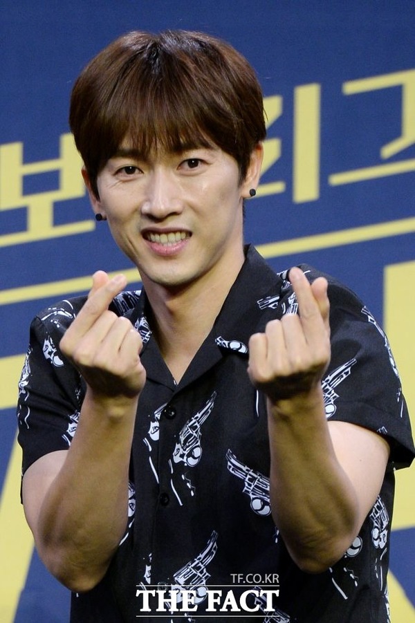 그룹 H.O.T 출신 가수 장우혁이 전 직원 2명을 명예훼손 혐의로 경찰에 고소했다. /남용희 기자