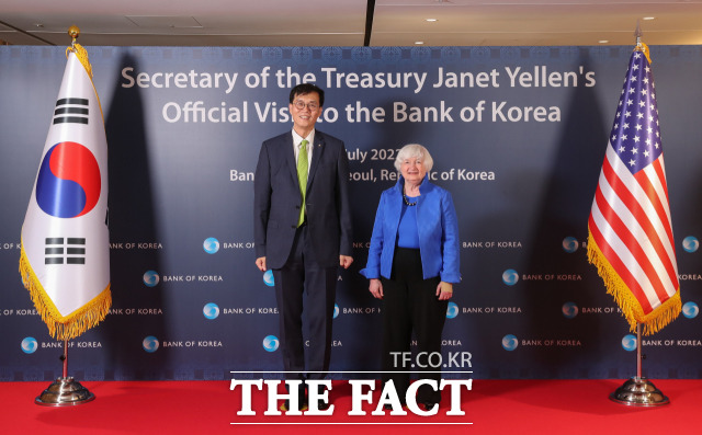 이창용 한국은행 총재(왼쪽)와 재닛 옐런 미국 재무부 장관이 19일 서울 중구 한국은행에서 사진 촬영을 하고 있다. /한국은행 제공