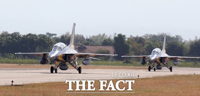 한국항공우주산업(KAI)이 인도네시아에 수출한 T-50i 한 대가 18일 훈련 중 추락해 조종사가 숨졌다. 인도네시아 인도되기 전 T-50i 2대가 이륙 준비를 하고 있다. /KAI