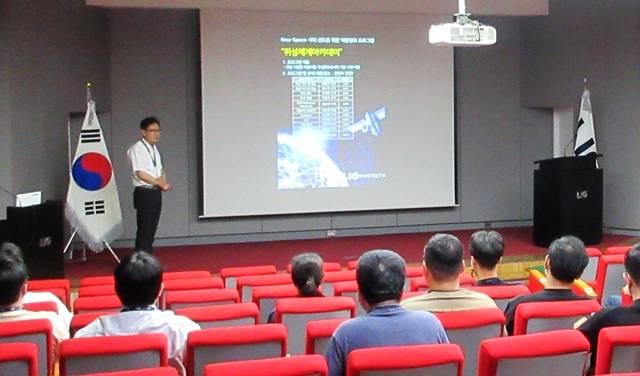 황홍연 LIG넥스원 C4ISTAR사업부문 연구위원이 지난 19일 LIG넥스원 용인하우스에서 위성체계아카데미 프로그램을 설명하고 있다. /LIG넥스원 제공